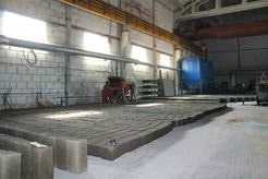 Арболитовые блоки разложенные на полу в производственном цеху