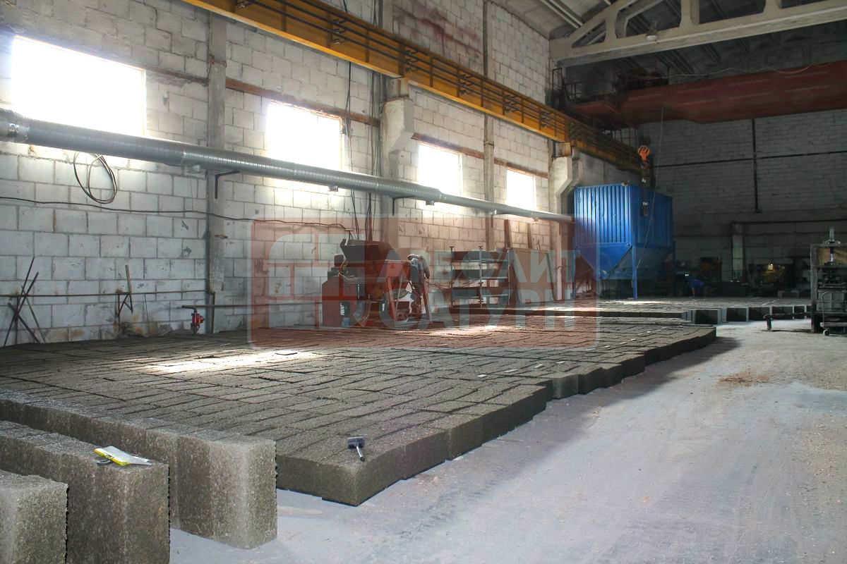 Арболитовые блоки разложенные на полу в производственном цеху