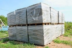 Арболитовые блоки упакованные стрейч-плёнкой на поддоне