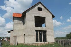 Построенный и оштукатуренный дом из арболитового блока в городе Октябрьский